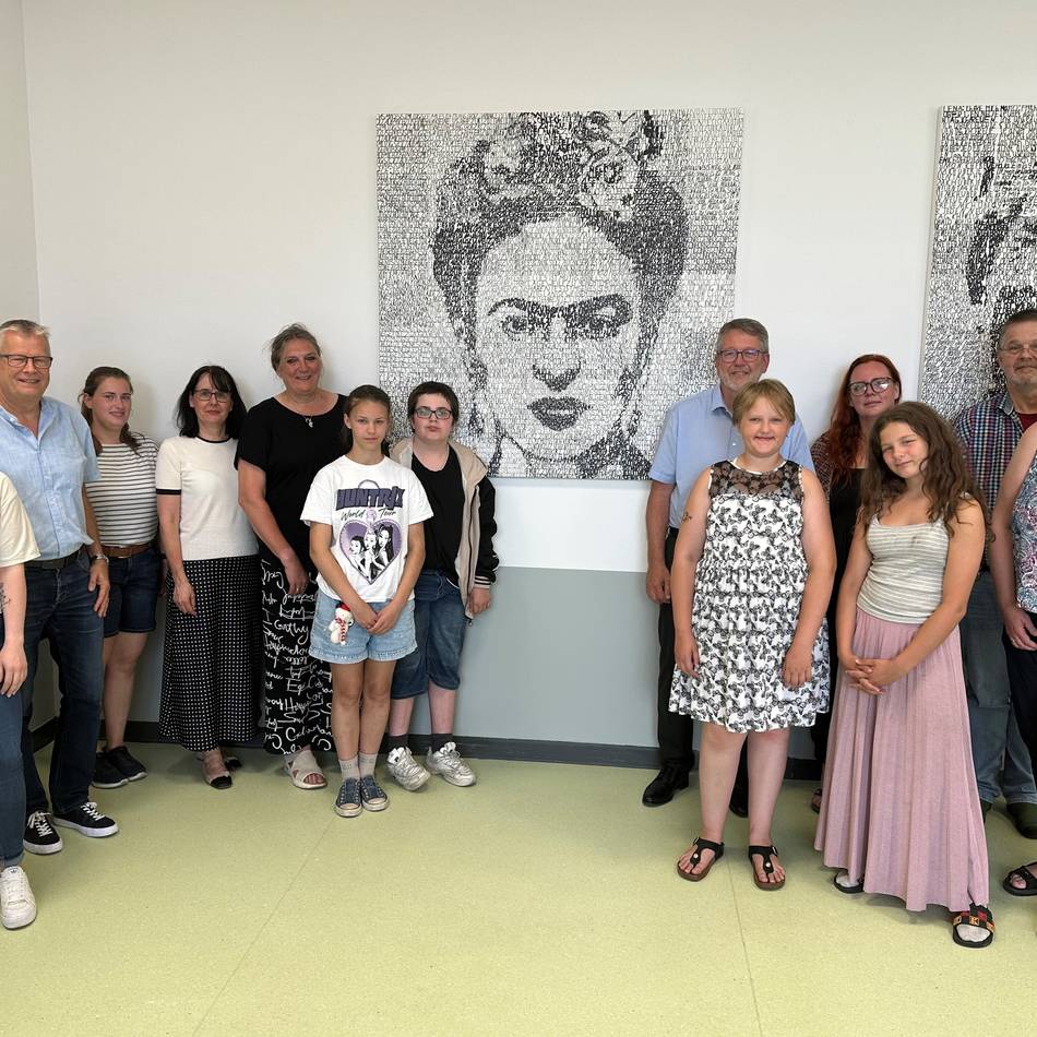 Nelson M. trifft Frida K. : Neues Kunstwerk in der Sekundarschule Straelen eingeweiht