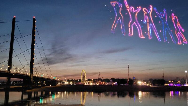 Freitagabend auf der Rheinkirmes: Die schönsten Bilder von der Drohnenshow und dem Feuerwerk in Düsseldorf
