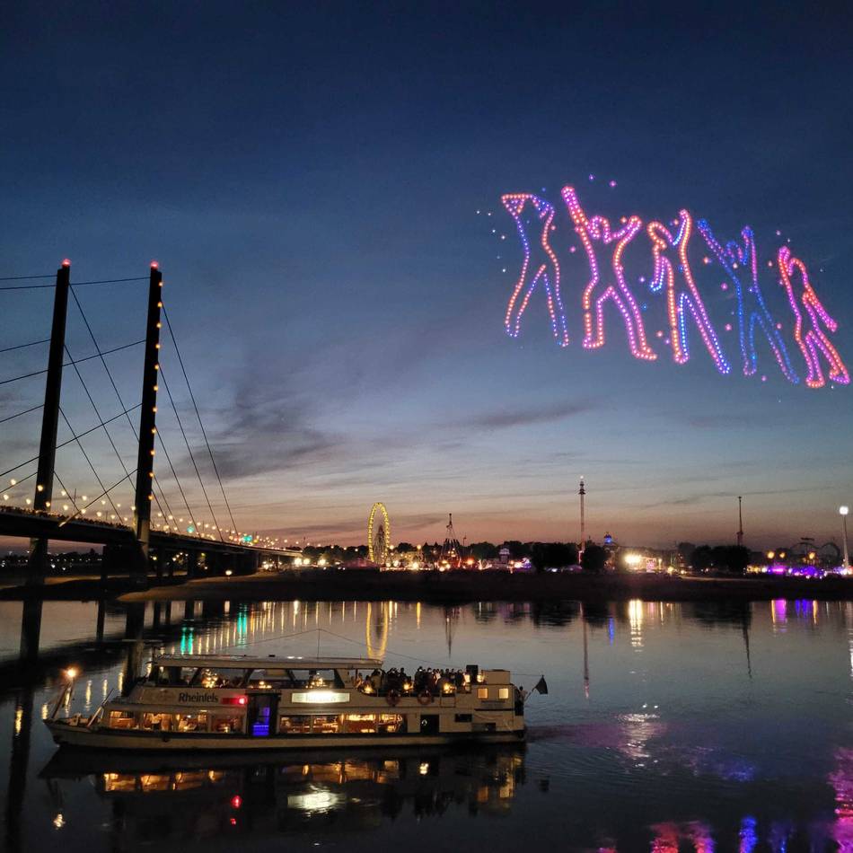 Freitagabend auf der Rheinkirmes: Die schönsten Bilder von der Drohnenshow und dem Feuerwerk in Düsseldorf