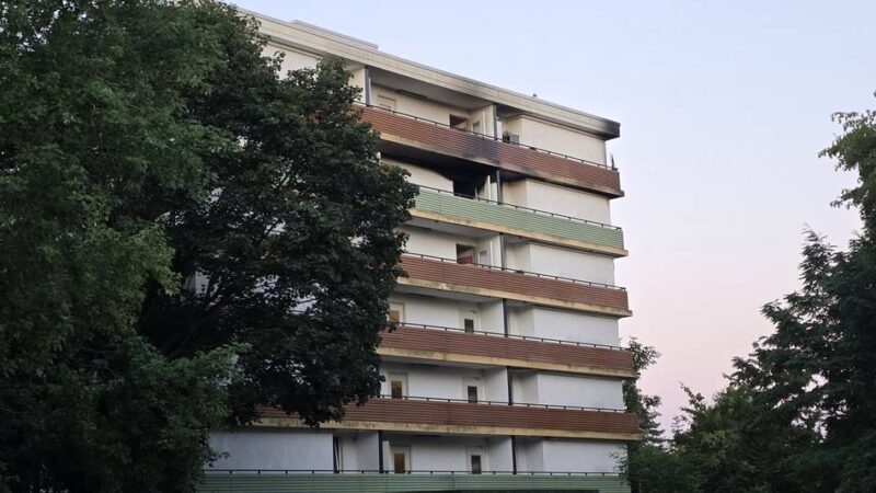 Römerbrunnen in Mönchengladbach: Brand führt zu Großeinsatz der Feuerwehr – 20 Personen kommen in Linienbus unter