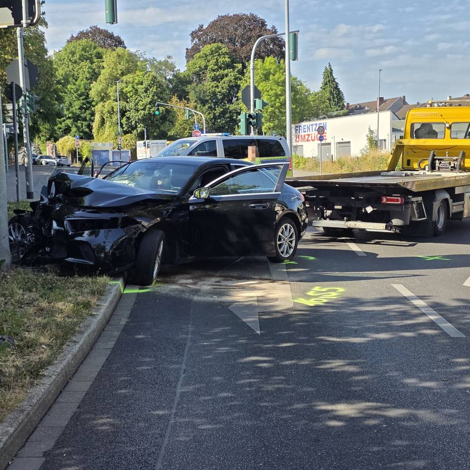 Innenstadt von Mönchengladbach-Rheydt: 18-Jähriger und 17-Jähriger bei Unfall verletzt