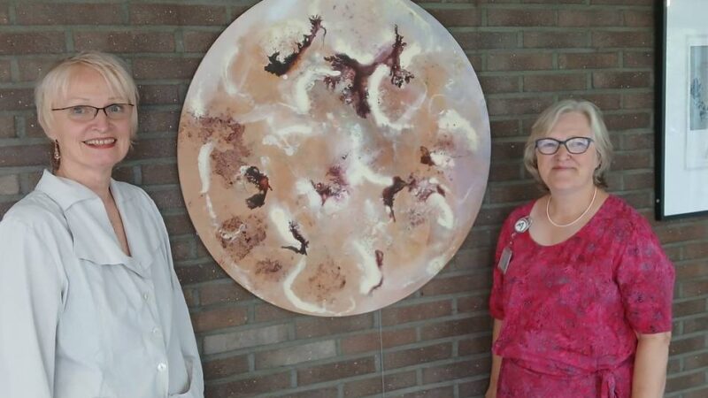 Ausstellung im Neusser Etienne-Krankenhaus: Botanische Begegnungen als Zyklus des Lebens