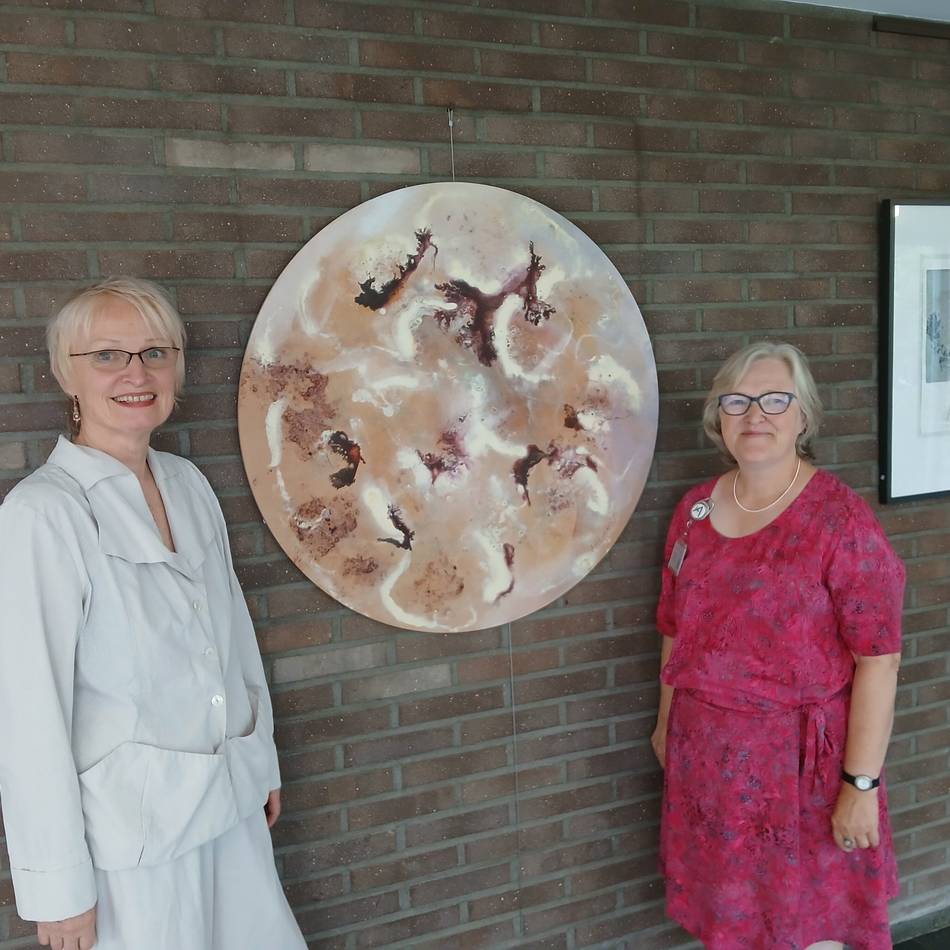 Ausstellung im Neusser Etienne-Krankenhaus: Botanische Begegnungen als Zyklus des Lebens