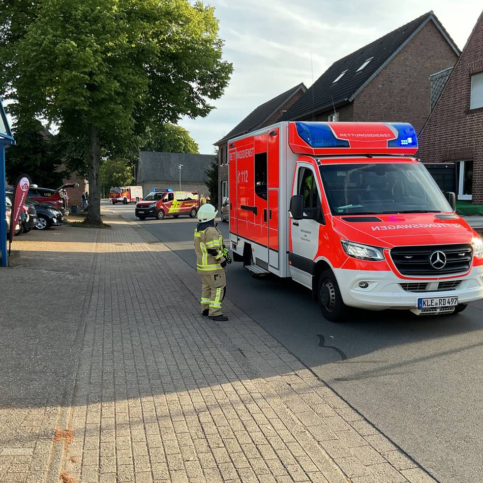 Brand in Kalkar: Feuerwehr rettet Frau und Katze aus brennender Wohnung