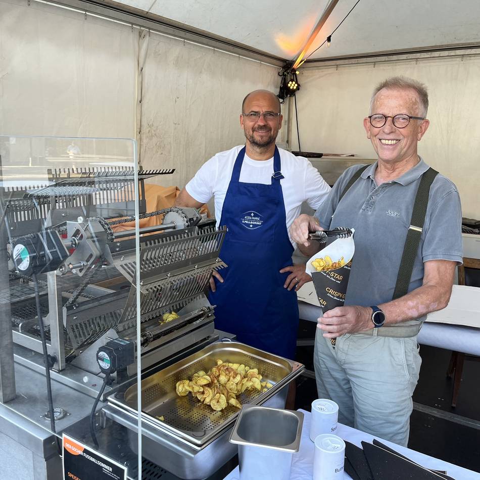 „Eine tolle Show daraus machen“: Gocher Karnevalist erfindet Chips-Maschine als Party-Event