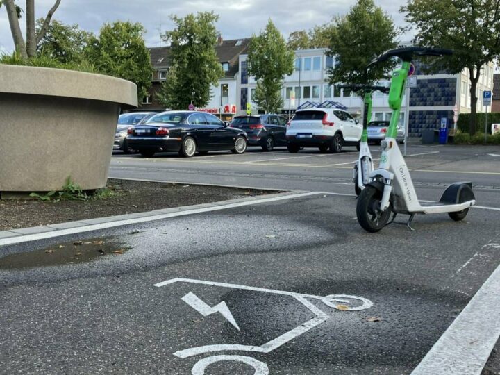 Mobilität in Meerbusch: Mehr Unfälle mit E-Scootern – aber weniger Beschwerden