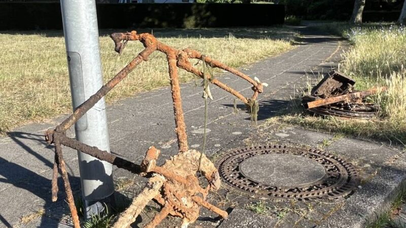 Niersverband macht sauber: An der Thielenstraße warten Schrotträder aus der Niers auf ihre Abholung