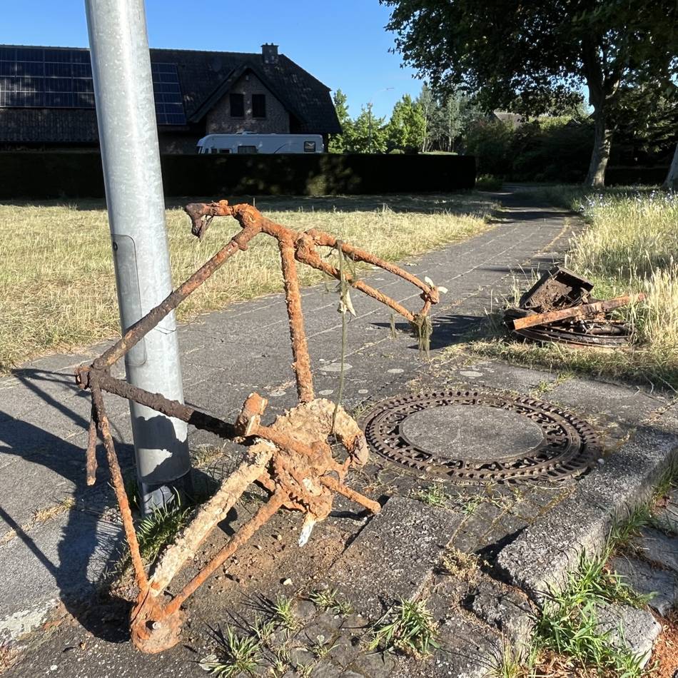Niersverband macht sauber: An der Thielenstraße warten Schrotträder aus der Niers auf ihre Abholung