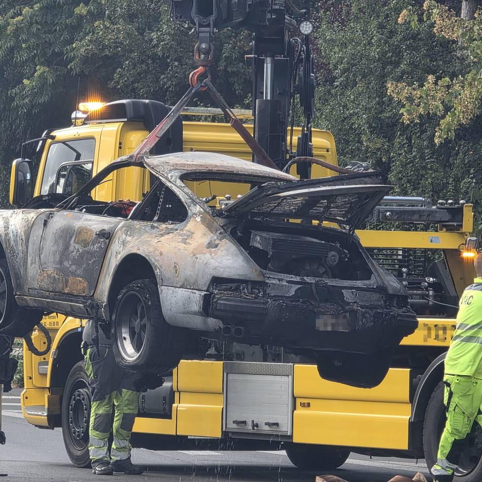 Einsätze der Feuerwehr Mönchengladbach: Verunfallte Pkw setzen Böschung in Brand – und großes Feuer an der Seestadt