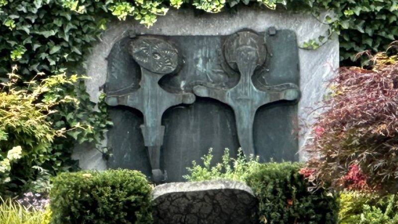 Streit um Grabmal vor Gericht: Die große Sorge um ein Beuys-Kunstwerk auf dem Kranenburger Friedhof