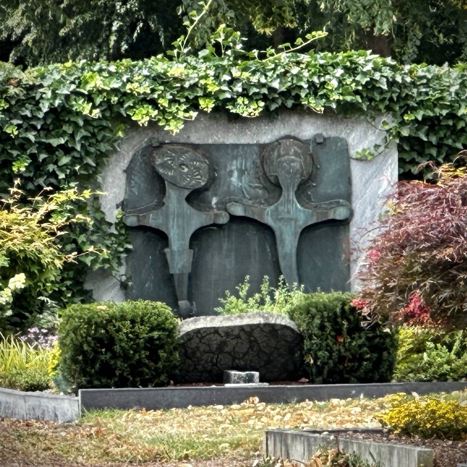 Streit um Grabmal vor Gericht: Die große Sorge um ein Beuys-Kunstwerk auf dem Kranenburger Friedhof