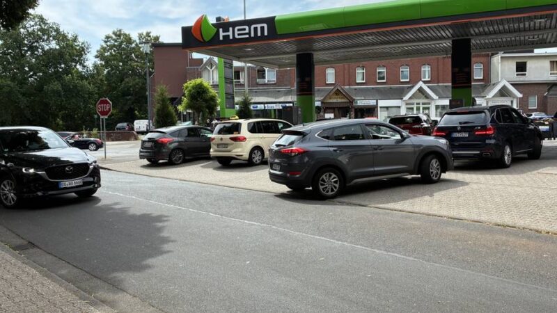 Warteschlange vor Tankstelle in Grevenbroich: Ende des Tankrabatts – „Das sind 30 Cent mehr pro Liter, das ist extrem“