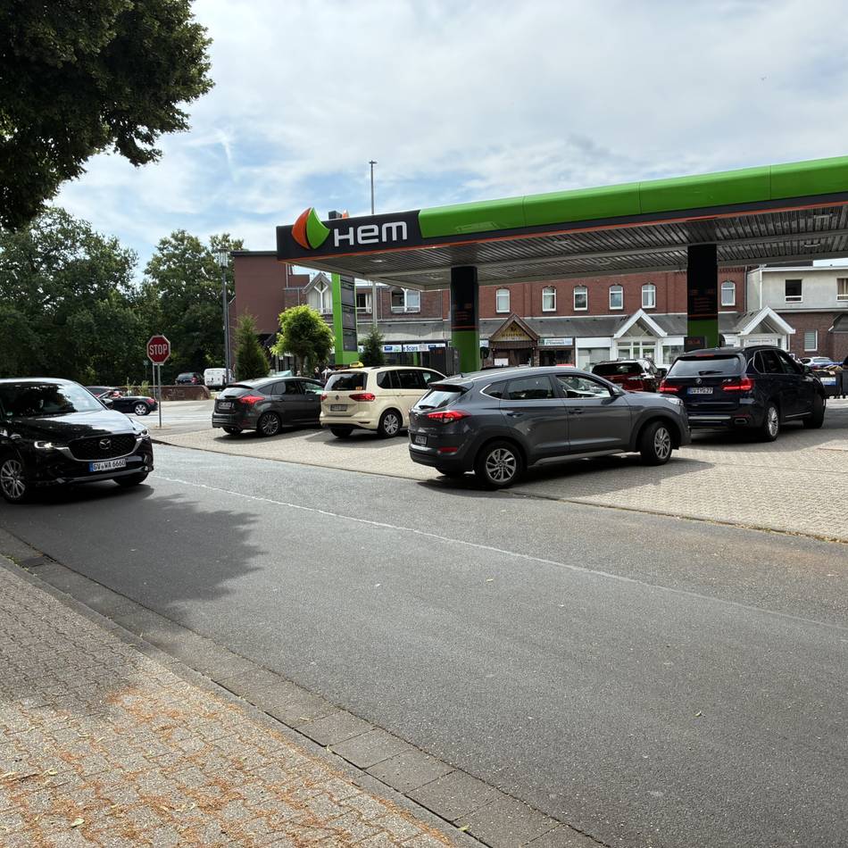 Warteschlange vor Tankstelle in Grevenbroich: Ende des Tankrabatts – „Das sind 30 Cent mehr pro Liter, das ist extrem“