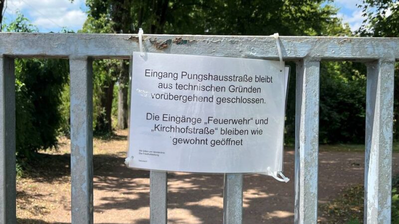 Hauptfriedhof Hilden: Hitze legt Eingangstor des Friedhofs lahm