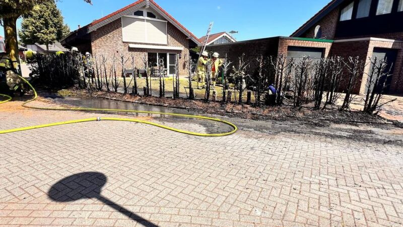 Heckenbrand in Xanten: Feuerwehr verhindert Übergreifen der Flammen auf Garage