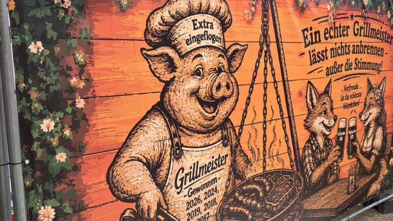 Skurrile Bilder aus Düsseldorf: „Vorfreude ist die schönste Würstchen“ – Diese KI-Plakate gibt es wirklich auf der Rheinkirmes