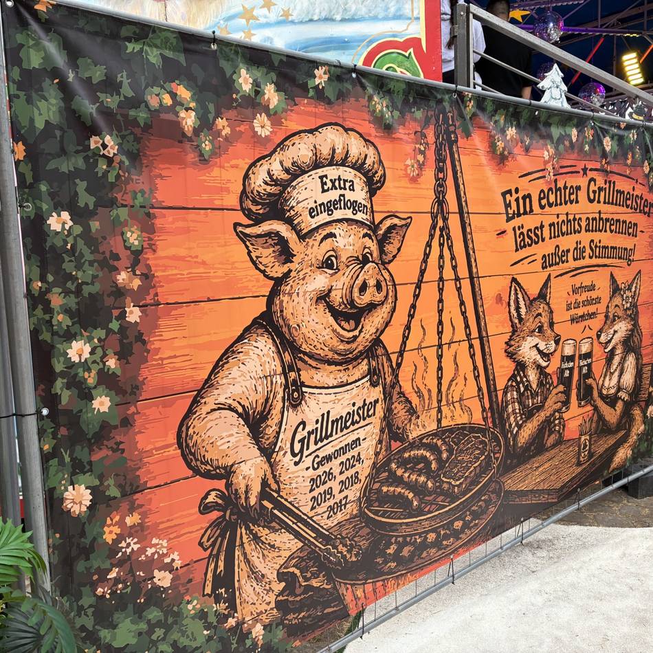 Skurrile Bilder aus Düsseldorf: „Vorfreude ist die schönste Würstchen“ – Diese KI-Plakate gibt es wirklich auf der Rheinkirmes