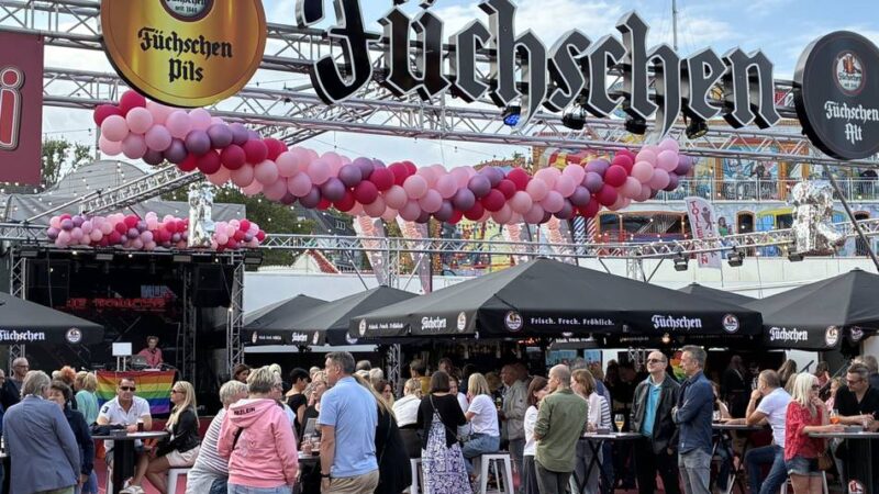 Kirmes in Düsseldorf: Queere Community feiert den Pink Monday auf der Rheinkirmes