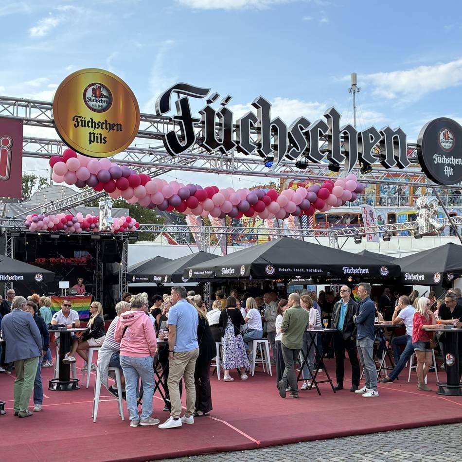 Kirmes in Düsseldorf: Queere Community feiert den Pink Monday auf der Rheinkirmes