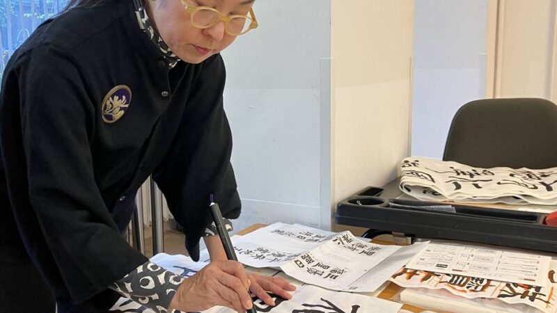 Japanische Kalligraphie in Korschenbroich: Kalligrafin zeigt, wie lebendig Ruhe sein kann