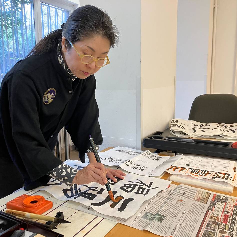 Japanische Kalligraphie in Korschenbroich: Kalligrafin zeigt, wie lebendig Ruhe sein kann