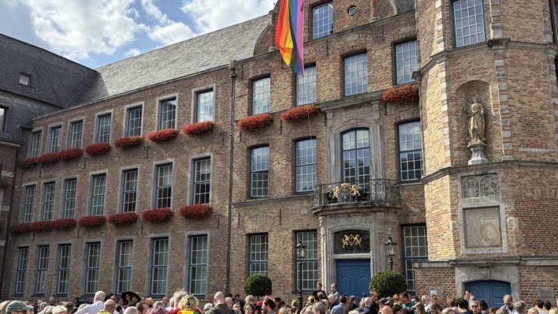 Gedenken in Düsseldorf nach Anschlag in Berlin: „Nordrhein-Westfalen steht fest an der Seite der queeren Community“