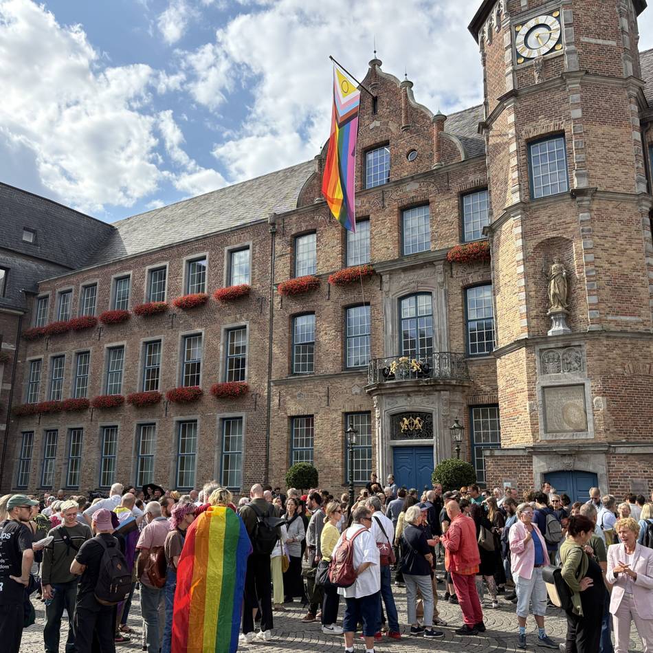 Gedenken in Düsseldorf nach Anschlag in Berlin: „Nordrhein-Westfalen steht fest an der Seite der queeren Community“