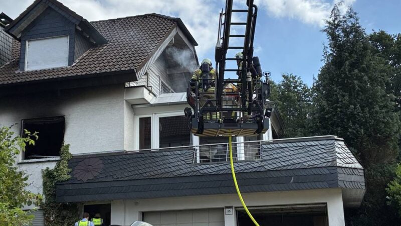 Feuerwehreinsatz in Wermelskichen-Tente: Flammen fressen sich bis ins Giebeldach – Haus unbewohnbar