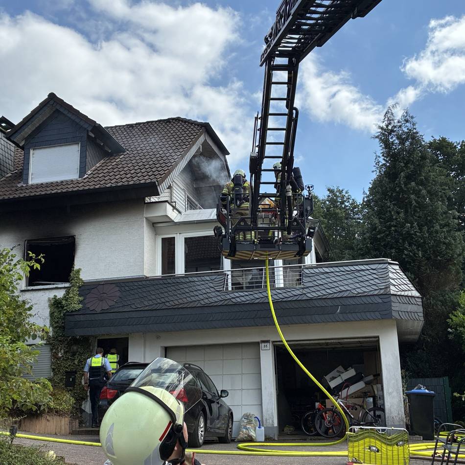 Feuerwehreinsatz in Wermelskichen-Tente: Flammen fressen sich bis ins Giebeldach – Haus unbewohnbar