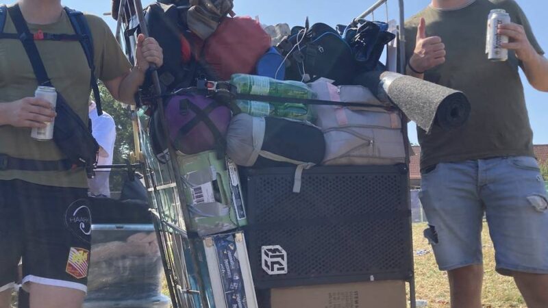 Camping auf dem Mega-Festival in Weeze: Etagenwagen und fahrbarer Grill – so transportieren die Parookaville-Fans ihr Gepäck