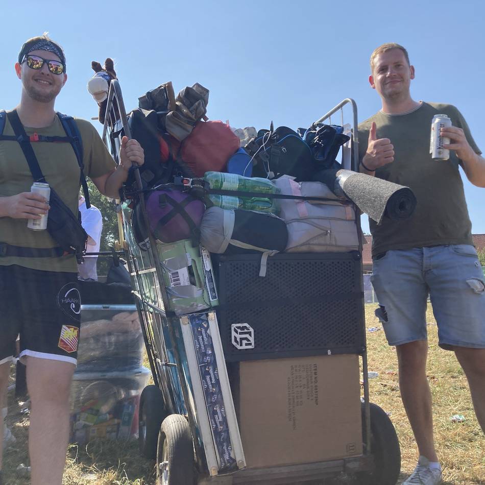 Camping auf dem Mega-Festival in Weeze: Etagenwagen und fahrbarer Grill – so transportieren die Parookaville-Fans ihr Gepäck