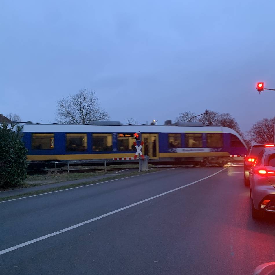 Pendler sind sauer: „Ein Armutszeugnis“ – Stellwerk sorgt für massive Probleme beim Niersexpress