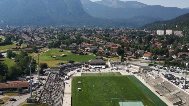 Fußball im Schatten der Schanze: Warum 2700 Fans bei knapp 40 Grad für ein Testspiel nach Bayern pilgern