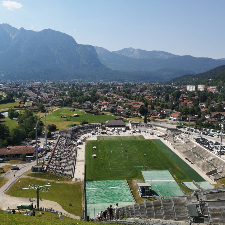 Fußball im Schatten der Schanze: Warum 2700 Fans bei knapp 40 Grad für ein Testspiel nach Bayern pilgern