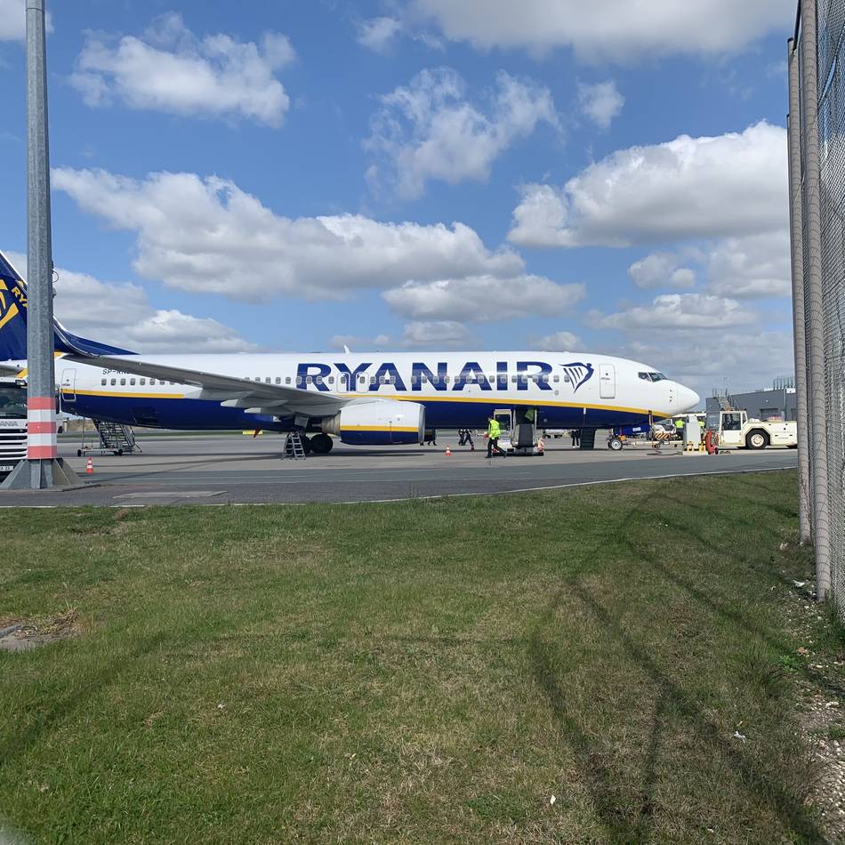 Polizeieinsatz in Weeze: Abflug von Maschine vom Airport Weeze gestoppt – 200 Passagiere müssen Flugzeug verlassen