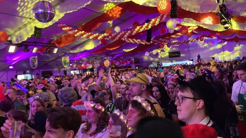 Veranstalter Kle-Event zieht sich zurück: Zeltkarneval in Kleve vor dem Aus? „Die Zeit rennt uns weg“