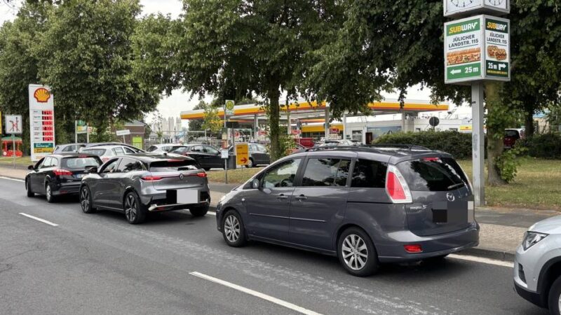 Viele Last-Minute-Kunden: Großer Andrang bei Neusser Tankstellen vor Ende von Rabattregelung
