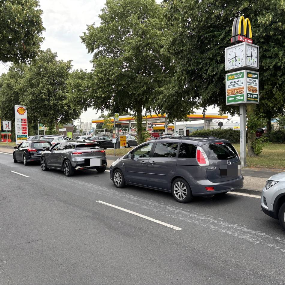 Viele Last-Minute-Kunden: Großer Andrang bei Neusser Tankstellen vor Ende von Rabattregelung