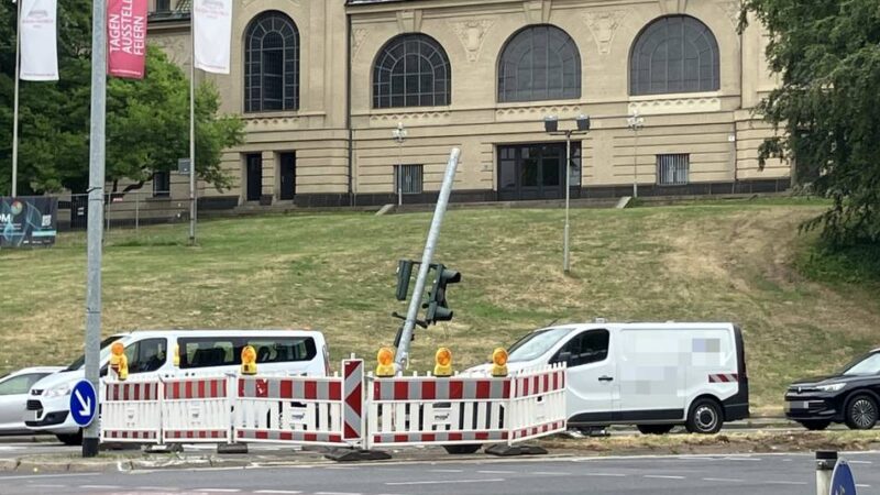 Vorfall in Mönchengladbach: Unfall blockiert Hauptverkehrsader – Ampel stark beschädigt