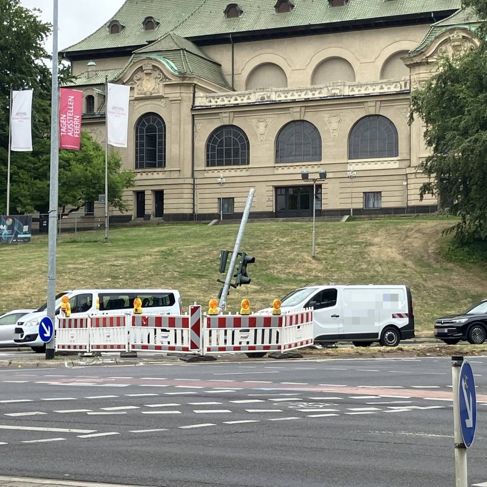 Vorfall in Mönchengladbach: Unfall blockiert Hauptverkehrsader – Ampel stark beschädigt