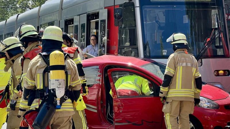 Rettungseinsätze in Düsseldorf: Erneute Zusammenstöße zwischen Pkw und Straßenbahn