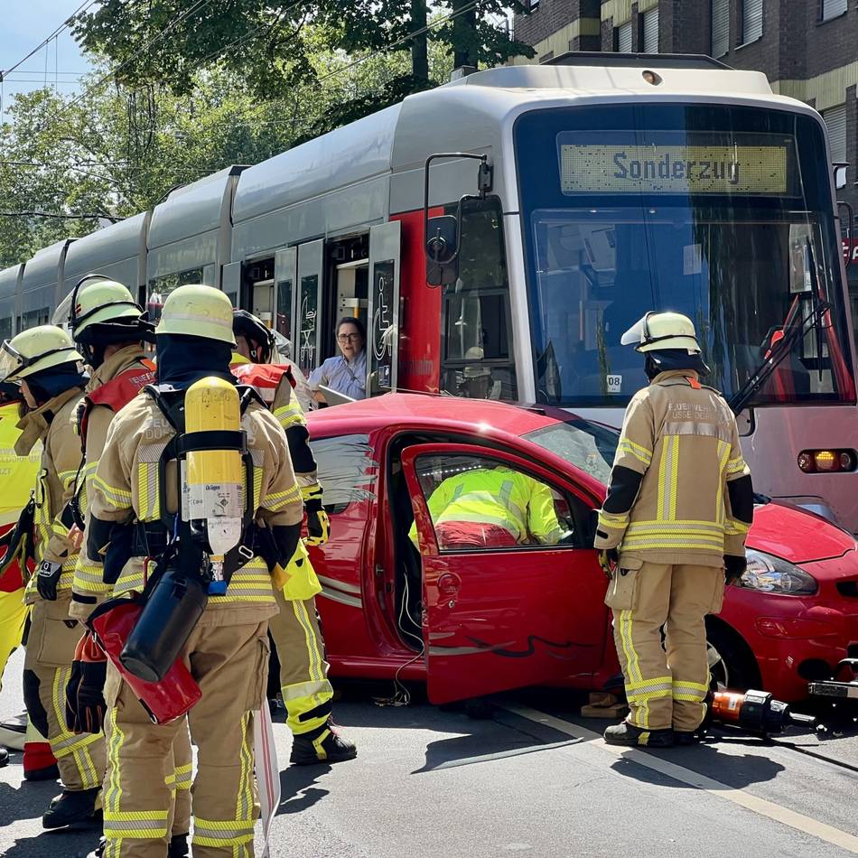 Rettungseinsätze in Düsseldorf: Erneute Zusammenstöße zwischen Pkw und Straßenbahn