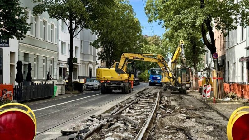 Baustelle in Düsseldorf: Rheinbahn und Stadt bauen erste Haltestelle mit angehobenem Radweg