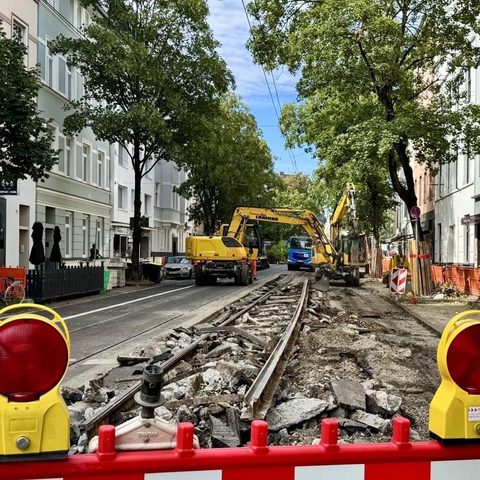 Baustelle in Düsseldorf: Rheinbahn und Stadt bauen erste Haltestelle mit angehobenem Radweg