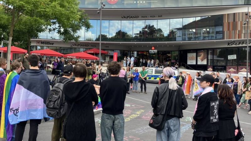 Gladbacher Innenstadt: Zwischenfall bei Gedenken für Opfer des Anschlags auf Berliner CSD