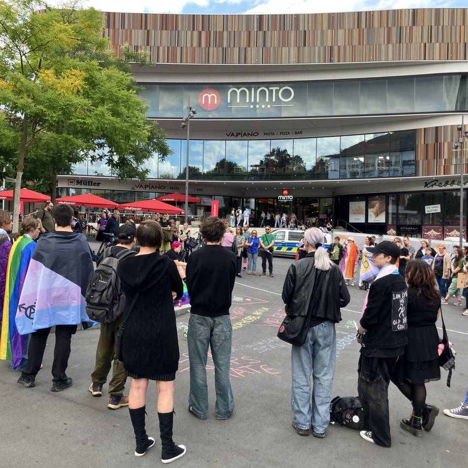 Gladbacher Innenstadt: Zwischenfall bei Gedenken für Opfer des Anschlags auf Berliner CSD