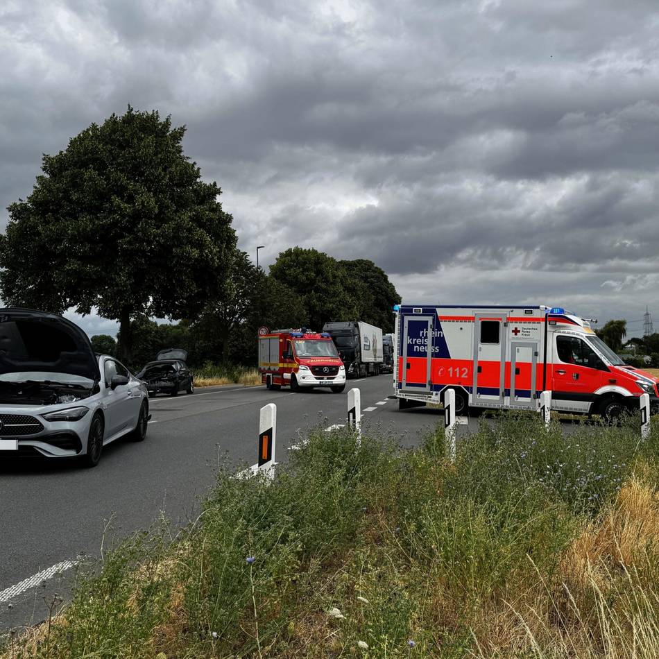 Auf dem Weg nach Grevenbroich: BMW-Fahrer bei Unfall auf der B59 leicht verletzt