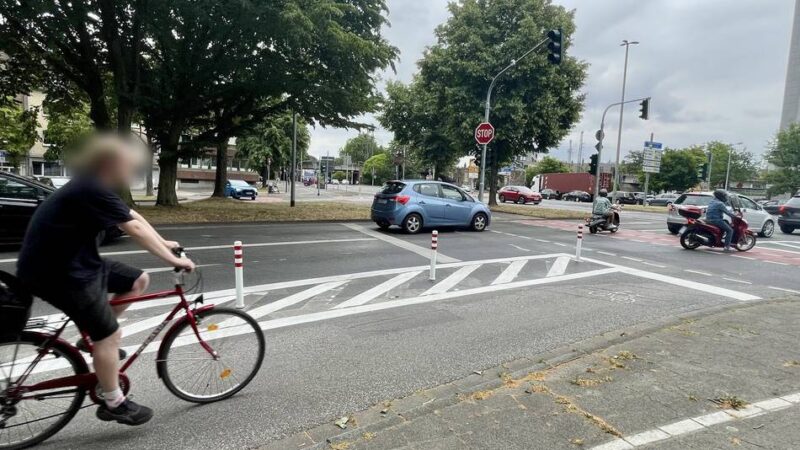 Abgetrennte Radspur in Gladbach: Baken am Berliner Platz – erst abgefahren, jetzt ersetzt
