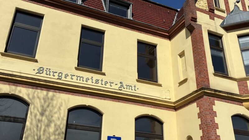 Altes Bürgermeister-Amt in Korschenbroich: Wo früher Hochzeitsgäste im Rollstuhl huckepack nach oben gebracht werden mussten