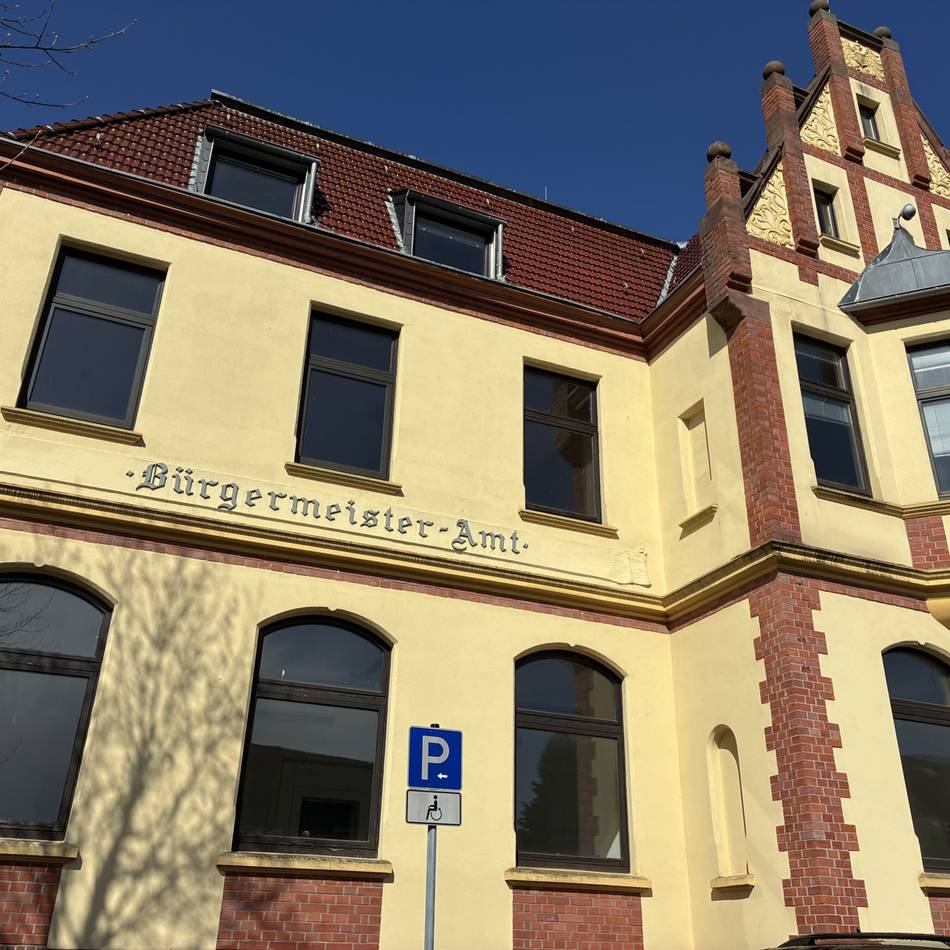 Altes Bürgermeister-Amt in Korschenbroich: Wo früher Hochzeitsgäste im Rollstuhl huckepack nach oben gebracht werden mussten